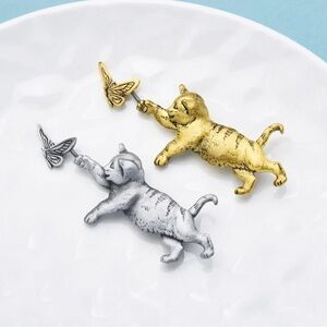 Catching Butterfly Cat Brooches For Women 2-color Interesting Design Pets Kitty